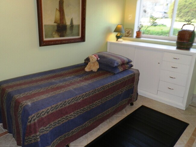 Building Photo - 208 27th Ave E