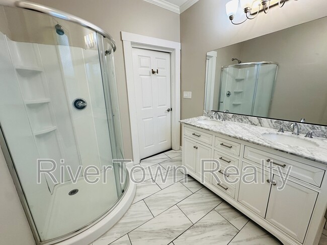 Building Photo - 215 N Bellevue Blvd