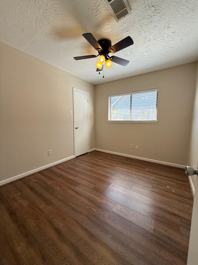 Building Photo - 11980 La Salle River Rd