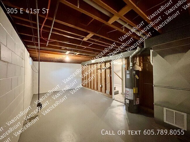 Building Photo - 305 E 41st St