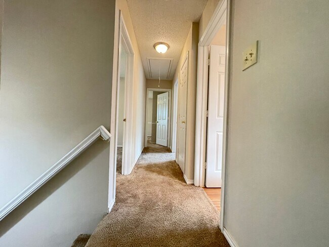 Building Photo - 4 Bed 2 Bath