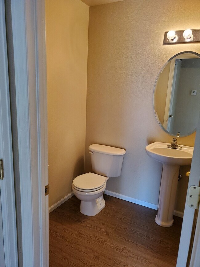 Building Photo - Spacious 3 bed, 3.5 bath condo in Rigden F...