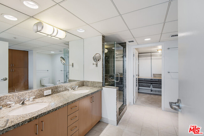 Building Photo - 13700 Marina Pointe Dr