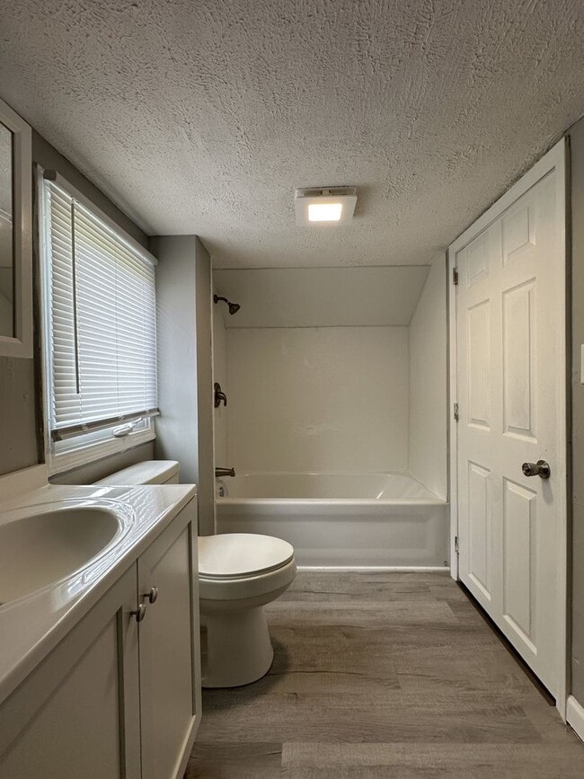 Building Photo - Fully Renovated 2 Bed / 2 Bath Home — Modern Finishes, Large Yard, Move-In Ready NOW!