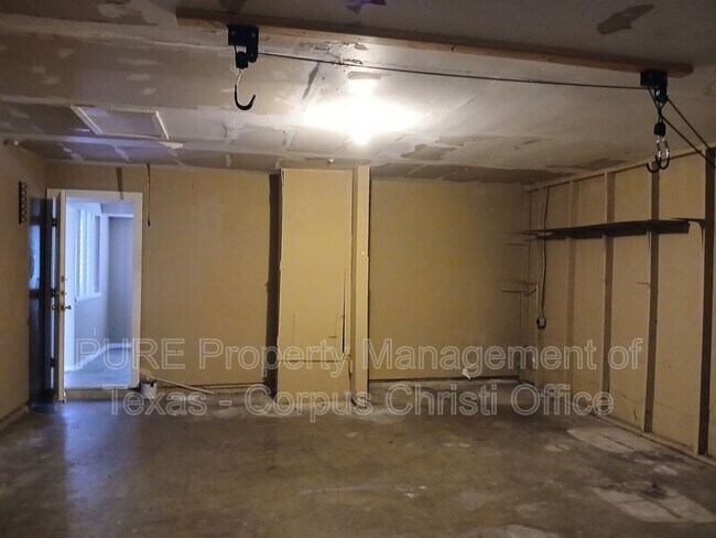 Building Photo - 421 Antares Dr