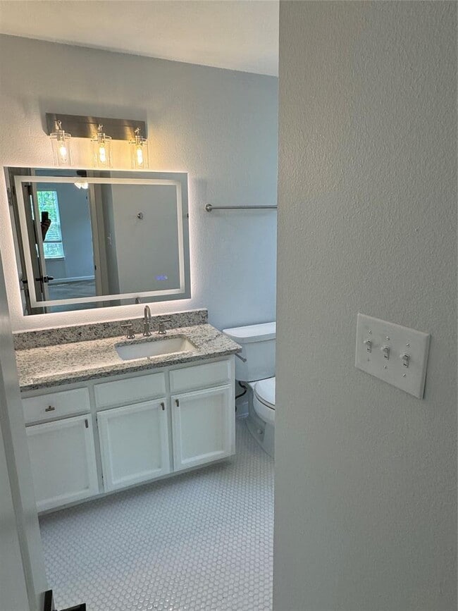 Building Photo - 1604 W 40th St