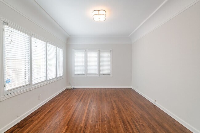 Building Photo - 6 Bed 5 Bath House with Fully Converted Co...