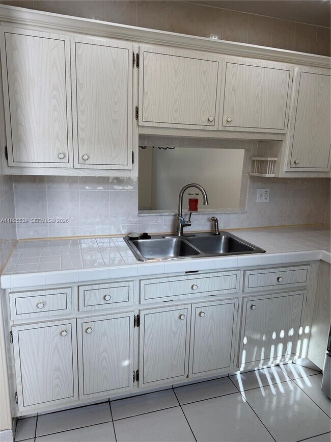 Building Photo - 5061 W Oakland Park Blvd