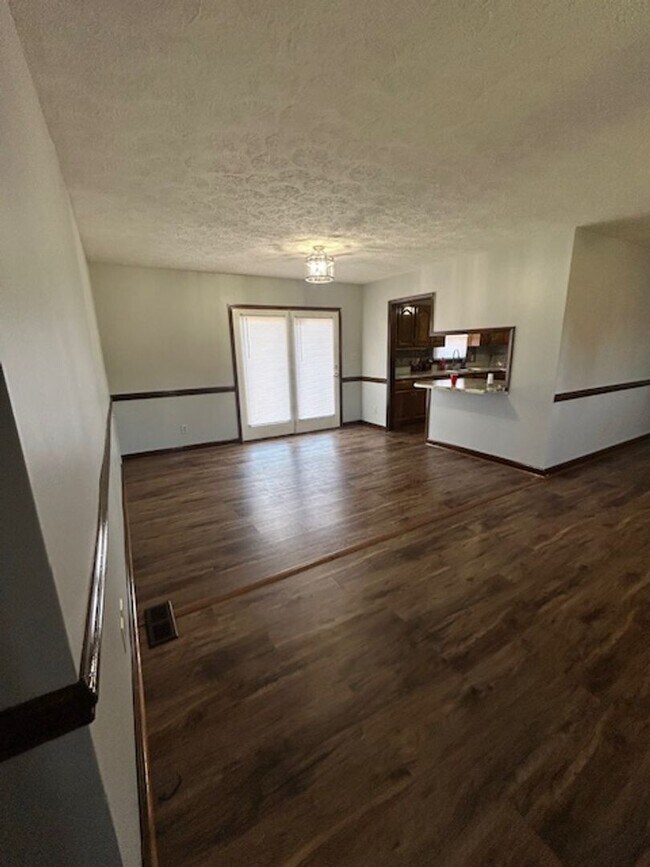 Building Photo - 3 Bedroom, 2 Bath Home