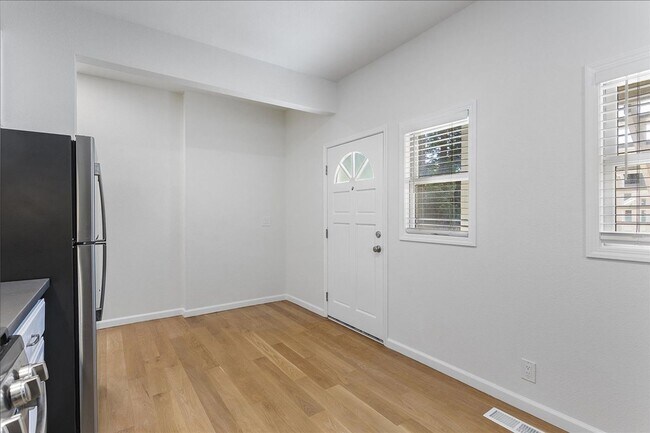 Building Photo - 2026 San Antonio Ave