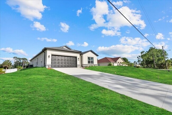 Building Photo - 1486 Ardisia St
