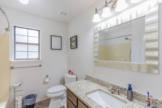 Building Photo - Beautiful Home in the Golf Course Area