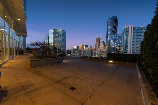 Building Photo - Luxury Living in Buckhead!