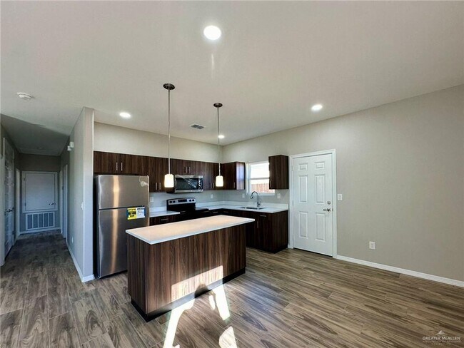 Building Photo - 17 E Walnut Ave