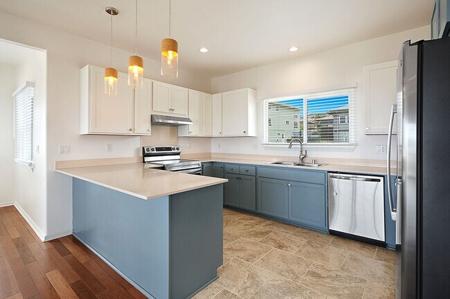 Building Photo - Beautiful 4 Bedroom, 4 Bathroom Home in th...
