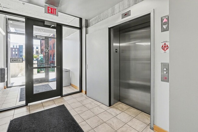 Building Photo - Condo - $1900 Rent - 2 bed