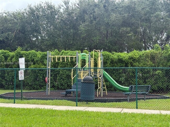 Building Photo - 3204 SE 5th Ct