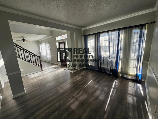 Building Photo - Executive Living in the Heart of Sugar Land