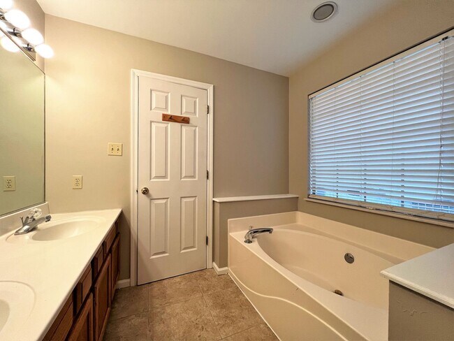 Building Photo - 10025 Highgate Cir