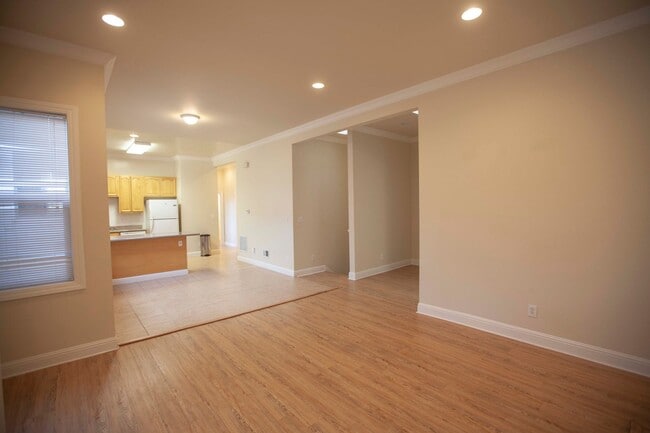 Building Photo - House for rent, Updated 4BR+2 extra BR/Den/Offices/Family Rooms & 3BA in Ingleside!