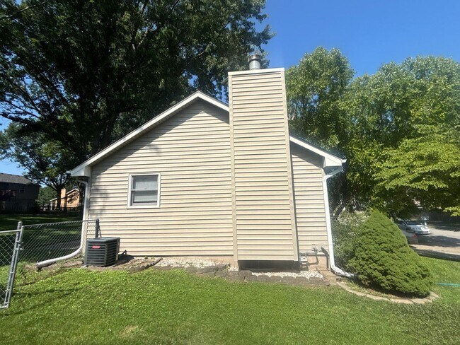 Building Photo - 2409 NE Carousel Cir