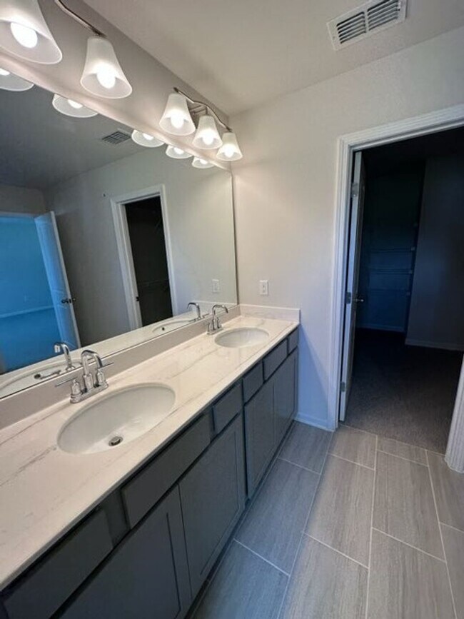 Building Photo - Lovely townhome in gated subdivision minutes from historic Marietta Square!