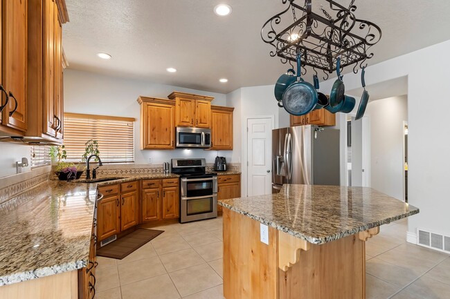 Building Photo - 4 Bedroom/ 4 Bathroom Home In Draper