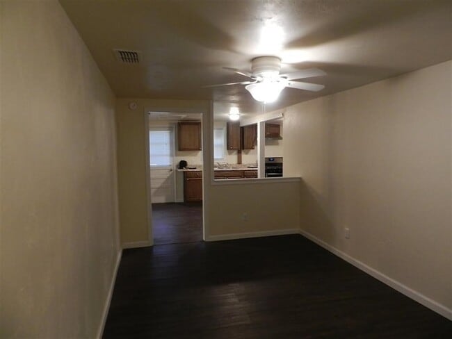 Building Photo - 3015 Thomas Dr