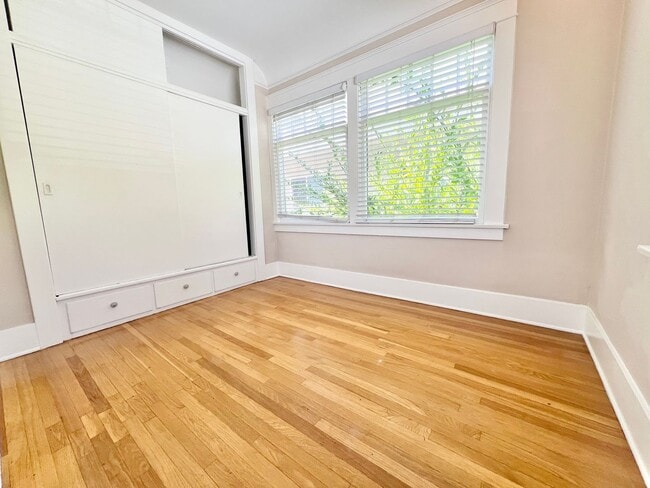 Building Photo - Sun-Drenched Top Floor 3BD in the Heart of Belmont Heights | Garage Included