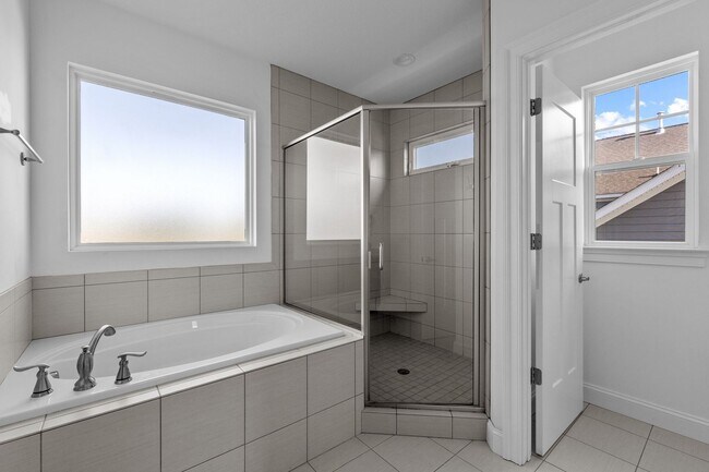 Building Photo - Exquisite 4-bedroom, 2.5-bath home located in the charming city of Chesapeake