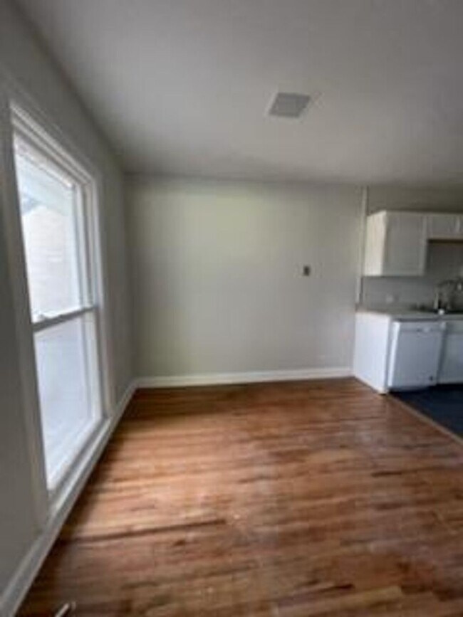 Building Photo - 246 White Bridge Pike