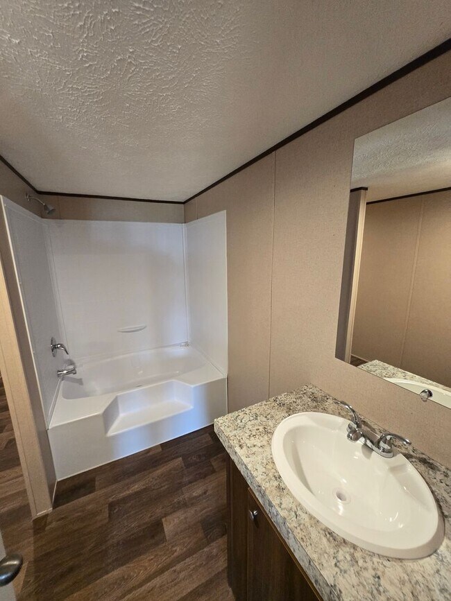 Building Photo - For Rent: Beautiful 3 Bedroom, 2 Bathroom Home