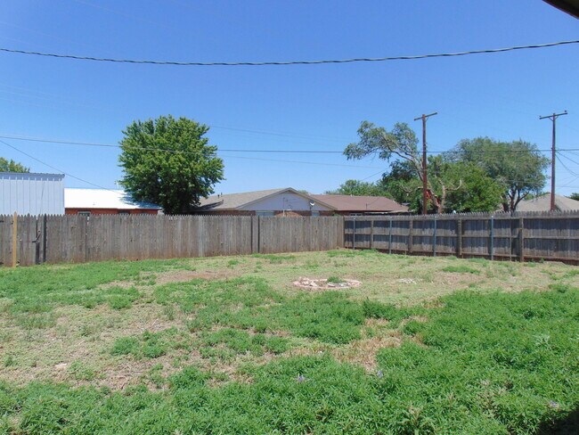 Building Photo - 4638 Erskine St