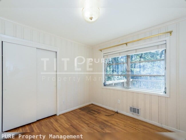 Building Photo - Price Drop Alert!   3 bed 1/5bath Home. Av...