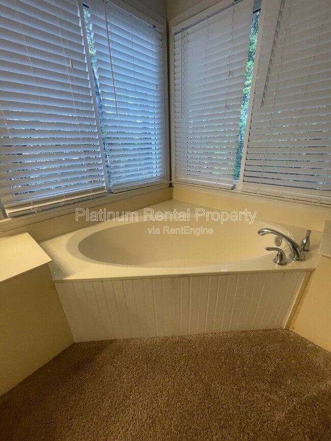 Building Photo - 940 Club Chase Ct