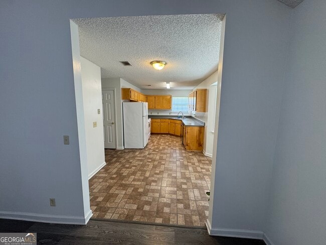 Building Photo - 205 Silver Fox Dr
