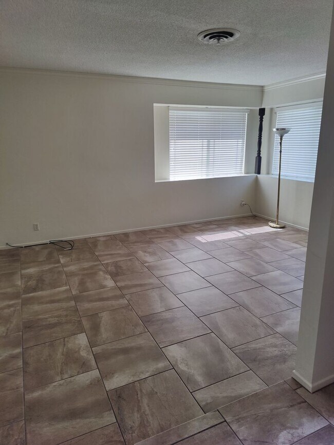 Building Photo - 3 bedroom 2 bath home with Solar