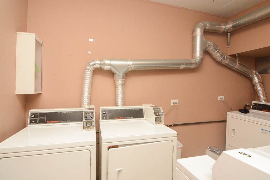 Building Photo - 515 W Briar Pl