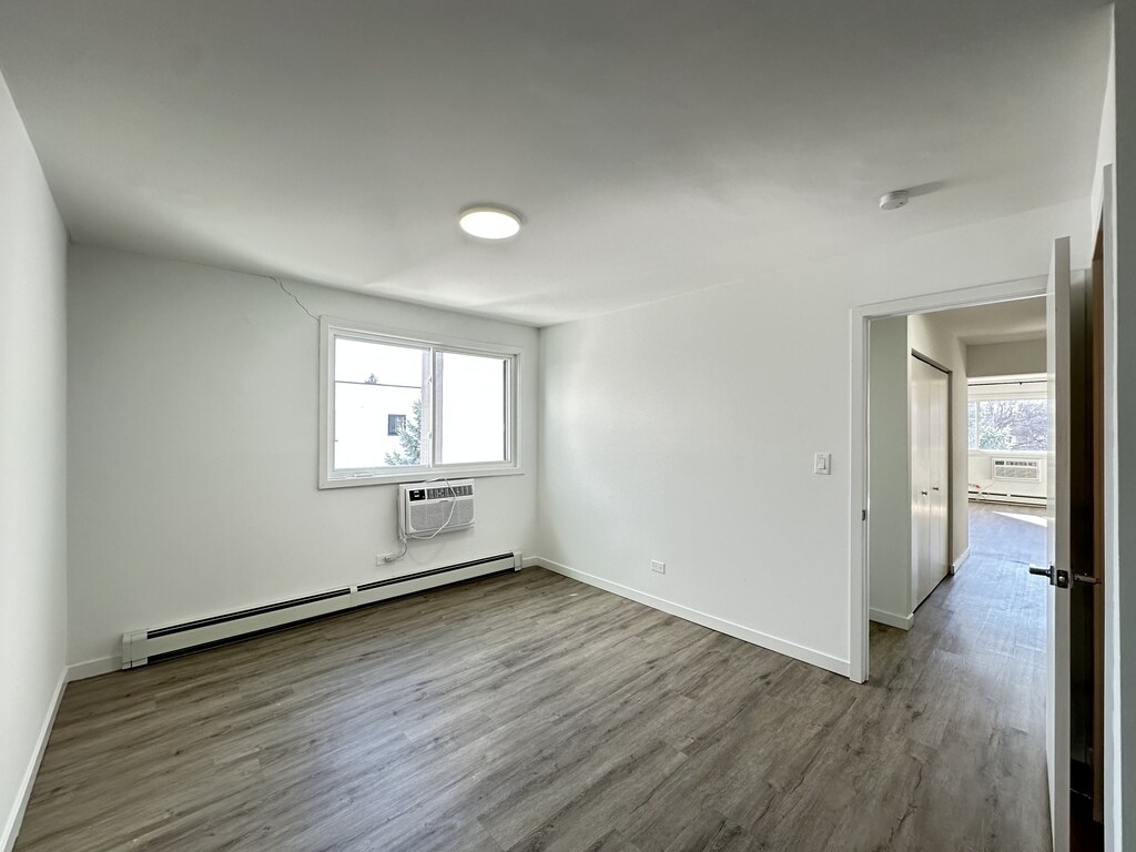 Building Photo - 7621 N Sheridan Rd