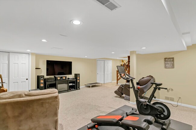 Building Photo - 985 Chapel Ct N