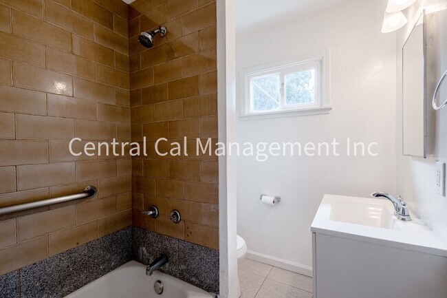 Building Photo - 2 Bedroom/1 Bath Home - $1395 per month