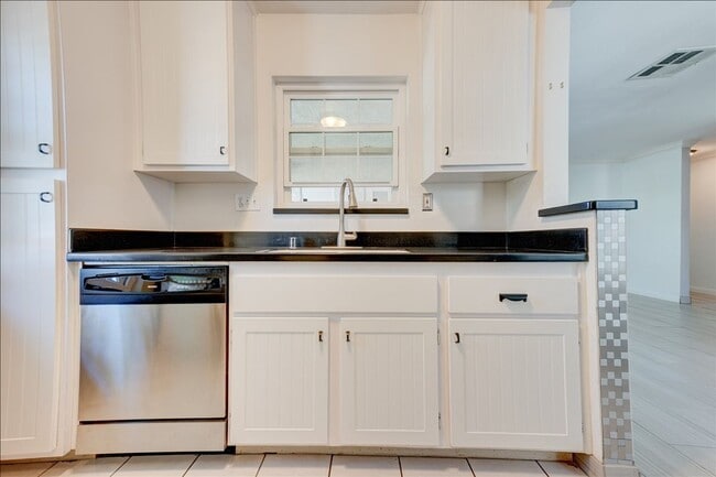 Building Photo - 10878 Aderman Ave