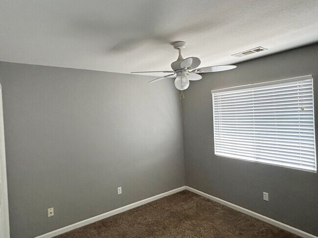 Building Photo - Fresh, clean and updated