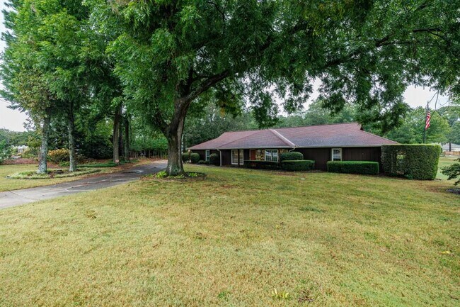 Building Photo - 585 W Crossville Rd