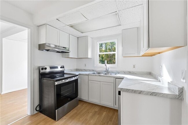 Building Photo - 6917 Laurel Wood Dr