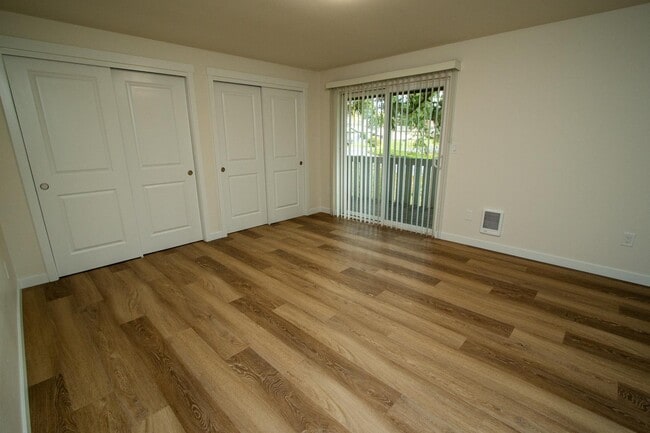 Building Photo - 403 43rd Ave SW