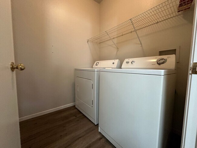 Building Photo - CUTE UPSTAIRS CONDO UNIT , LOCATED IN A GATED COMMUNITY 2 BEDROOM / 2 FULL BATH