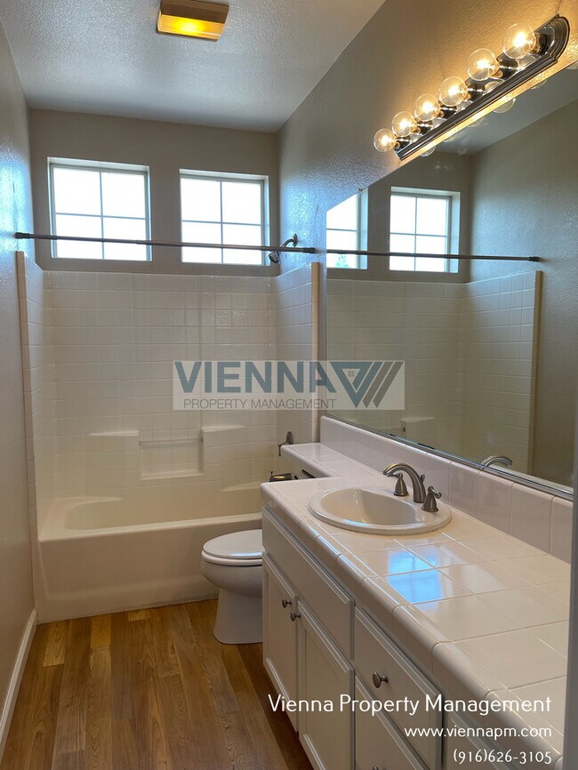 Building Photo - Spacious 3 Bedroom Home in Great Location