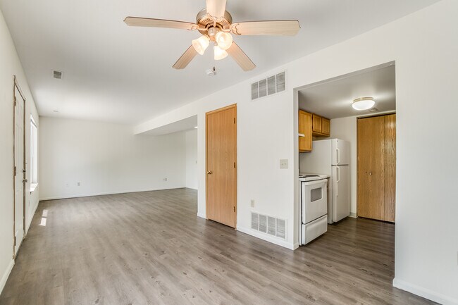 Building Photo - Oakbrook Manor Apartments (Oakbrook Manor ...