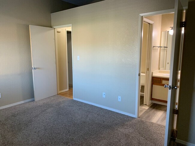 Building Photo - Ready for Move In! Townhome in Brentwood G...